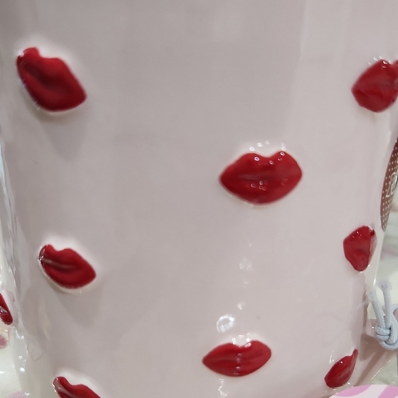 🔹️💋 Jubillie  Press Pink  Hand Painted Mug with Red Lips all Over Print ✨️ - Picture 3 of 5